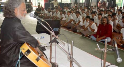 Pandit-Vishwa-Mohan-Bhatt-performs-on-the-Mohana-Veena